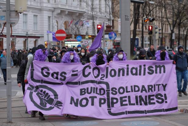 Protestaktionen gegen Gas-Konferenz: Staus und Pfeffersprays