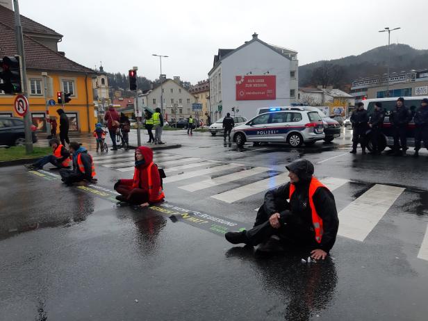 Verkehrsblockade in Innsbruck: Klimaprotest mit Blasmusik