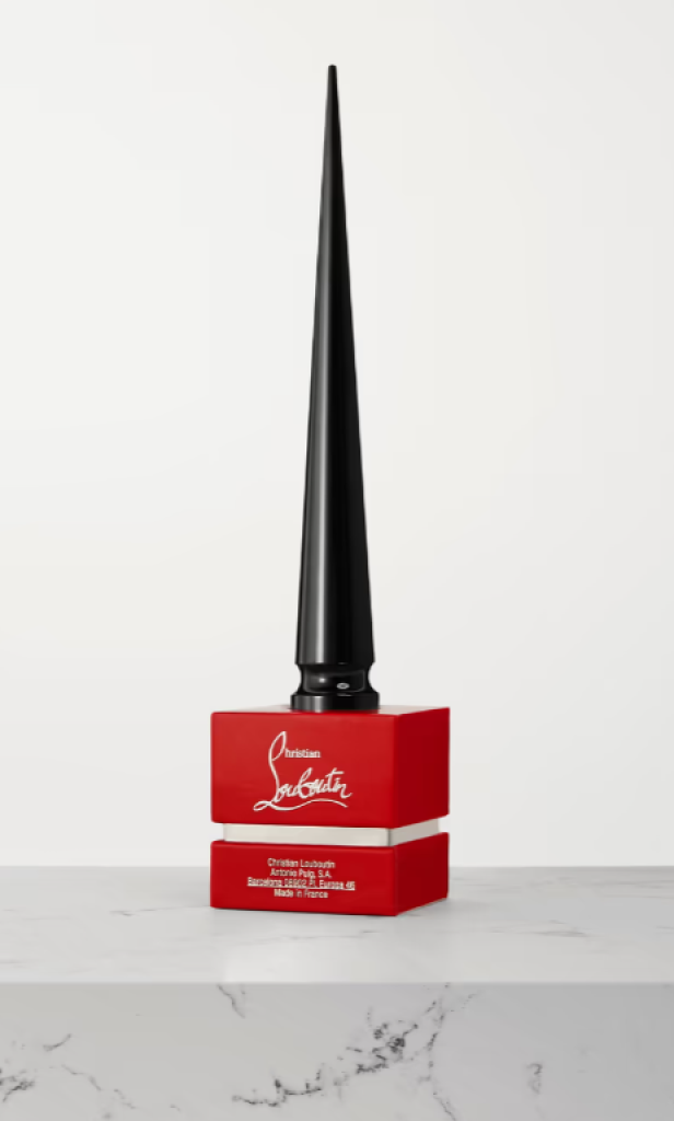 Ein roter Nagellack von Christian Louboutin mit einem langen, schwarzen Pinsel.