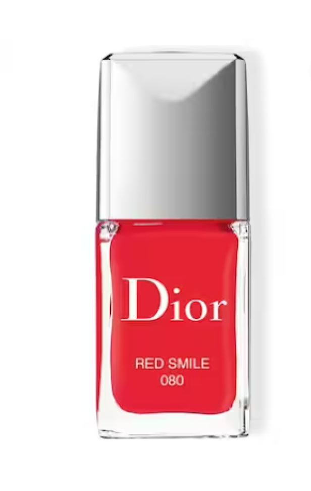 Ein Fläschchen roter Nagellack der Marke Dior, Farbton „Red Smile 080“.