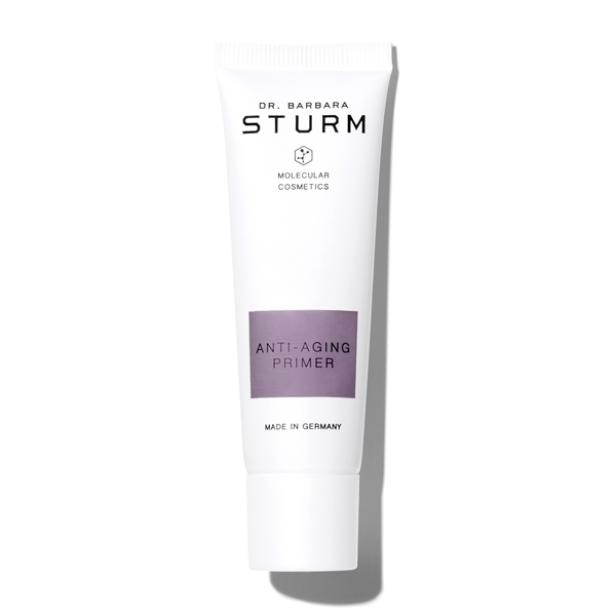 Eine Tube „Dr. Barbara Sturm Anti-Aging Primer“ vor einem weißen Hintergrund.