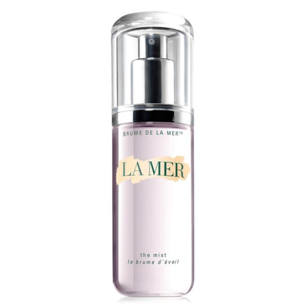 Eine Flasche „La Mer The Mist“ Gesichtsspray mit silbernem Sprühkopf.