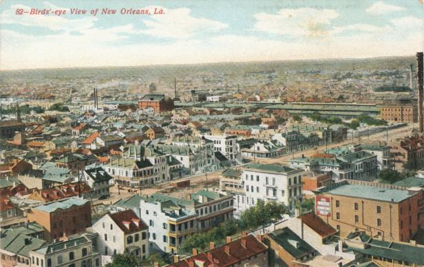 Eine Vogelperspektive auf New Orleans, Louisiana, mit vielen Häusern und einigen Fabrikschloten.