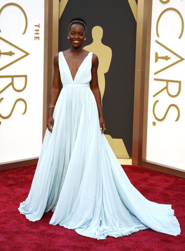 Lupita Nyong'o auf dem roten Teppich in einem hellblauen Kleid.
