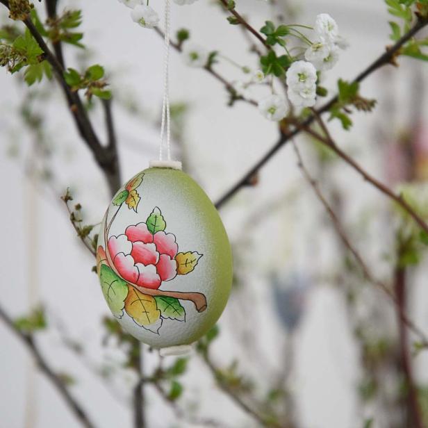 Blüten am Osterbaum und auf dem Osterei