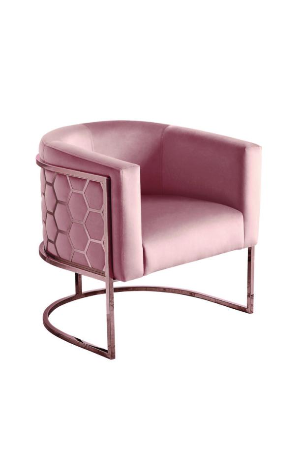 Ein rosa Sessel mit einem goldenen, geometrischen Muster an der Seite.