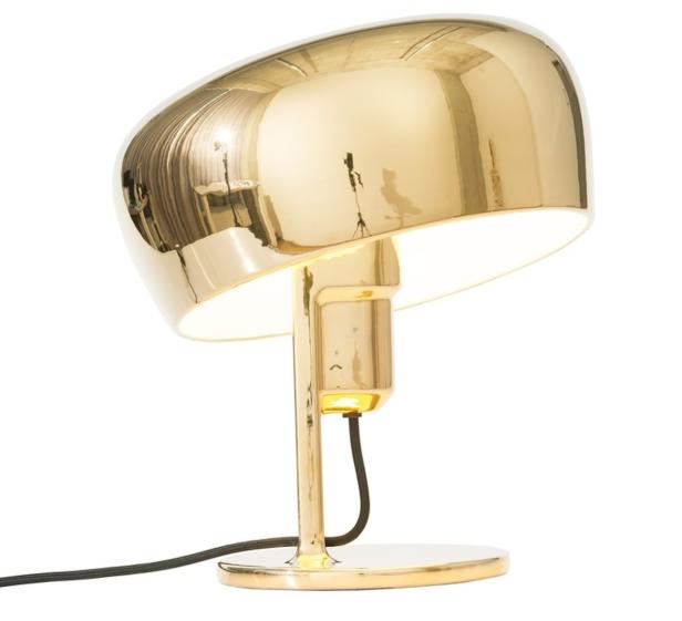 Eine goldene Schreibtischlampe mit einem runden Lampenschirm steht auf einem weißen Hintergrund.