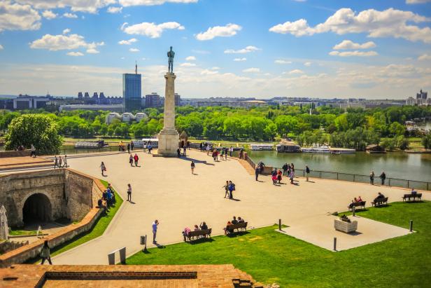 Blick auf Belgrad mit dem Siegesdenkmal im Vordergrund.