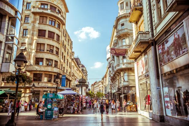 Die Knez Mihailova Straße in Belgrad mit Menschen und historischen Gebäuden.