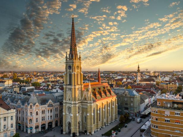 Die Kathedrale von Novi Sad in Serbien bei Sonnenaufgang.