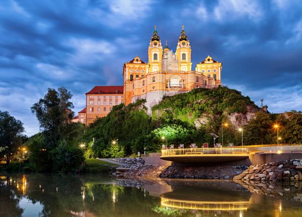 Das Stift Melk thront abends auf einem Hügel über der Donau.