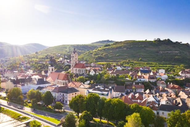 Luftaufnahme von Dürnstein in der Wachau mit Blick auf die Stiftskirche und die Weinberge.