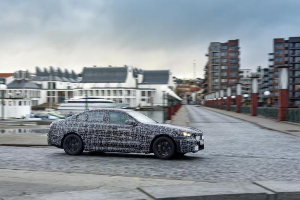 Wie sich der neue BMW i5 im Winterwunderland schlägt