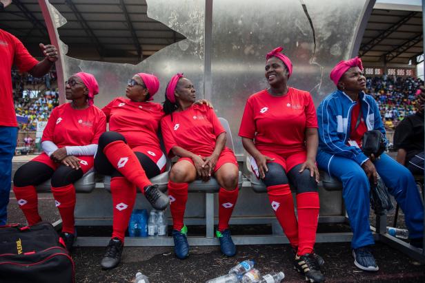 Erster "Oma-Worldcup": Stars sind dort die Fußballerinnen 55+