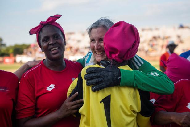 Erster "Oma-Worldcup": Stars sind dort die Fußballerinnen 55+