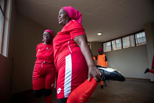 Erster "Oma-Worldcup": Stars sind dort die Fußballerinnen 55+