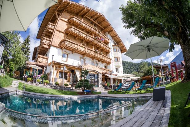 Das Alpenhotel Tyrol, ein Adults Only Hotel am Achensee, mit Pool im Vordergrund.