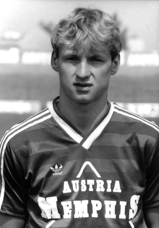 Ein Porträt eines jungen Mannes im Trikot von Austria Memphis.