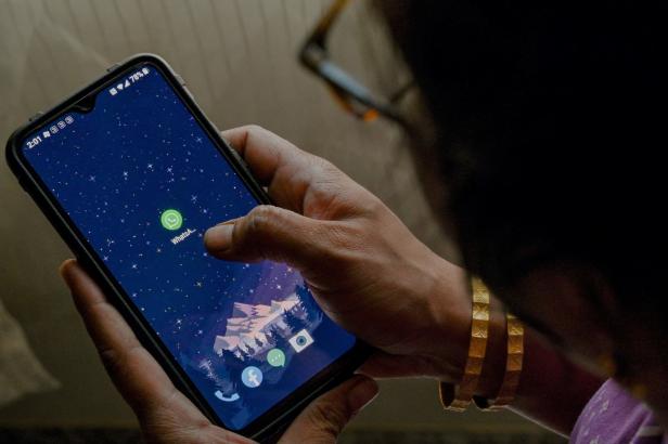 Eine Person öffnet die WhatsApp-App auf einem Smartphone.