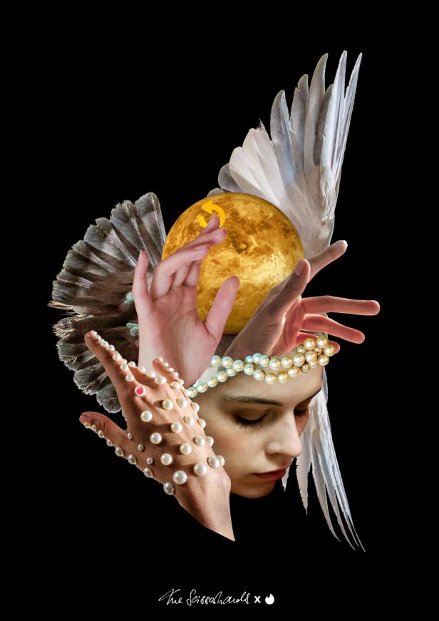 Eine Frau mit geschlossenen Augen, umgeben von Händen, Federn und einer goldenen Kugel.