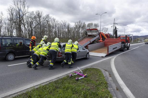 Verkehrsunfall mit drei Fahrzeugen auf der B3 im Bezirk Krems