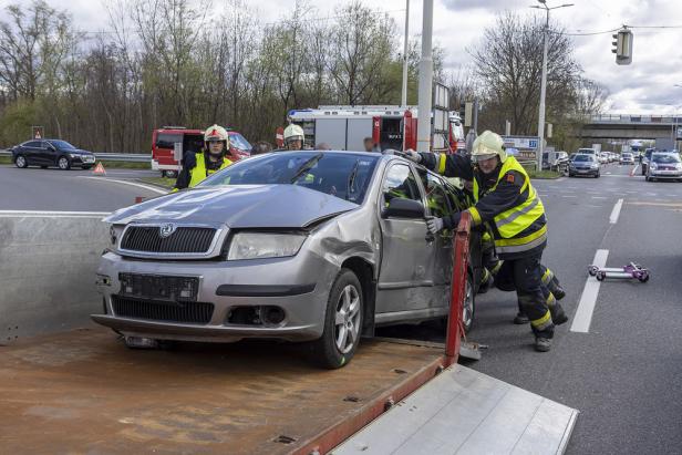 Verkehrsunfall mit drei Fahrzeugen auf der B3 im Bezirk Krems