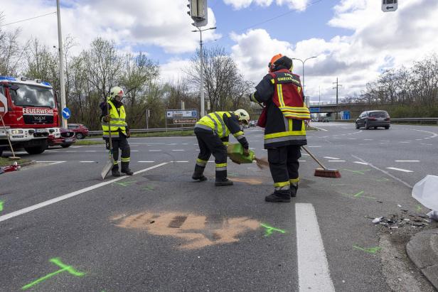 Verkehrsunfall mit drei Fahrzeugen auf der B3 im Bezirk Krems