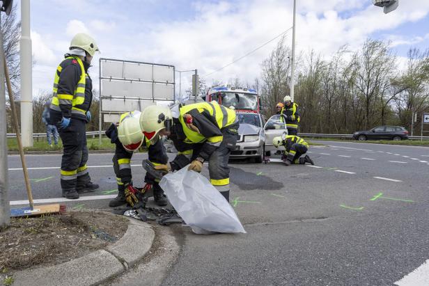 Verkehrsunfall mit drei Fahrzeugen auf der B3 im Bezirk Krems