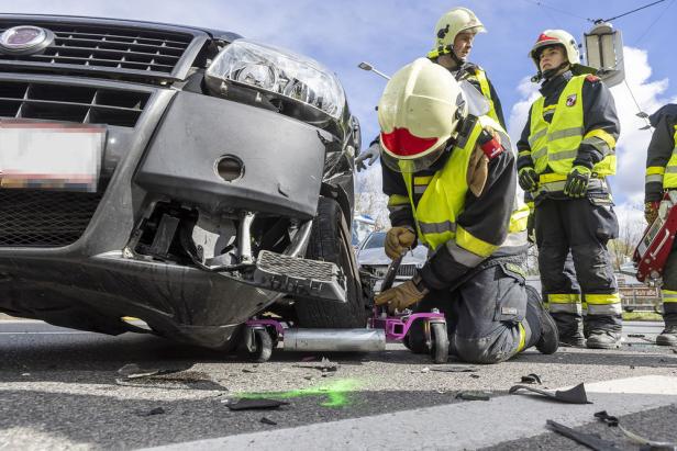 Verkehrsunfall mit drei Fahrzeugen auf der B3 im Bezirk Krems