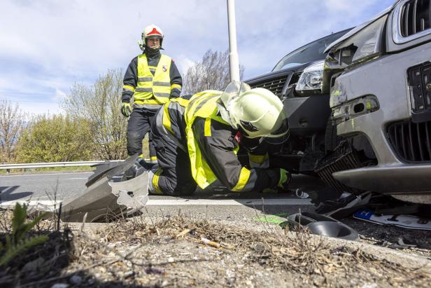 Verkehrsunfall mit drei Fahrzeugen auf der B3 im Bezirk Krems
