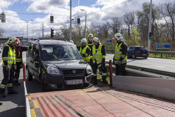 Verkehrsunfall mit drei Fahrzeugen auf der B3 im Bezirk Krems