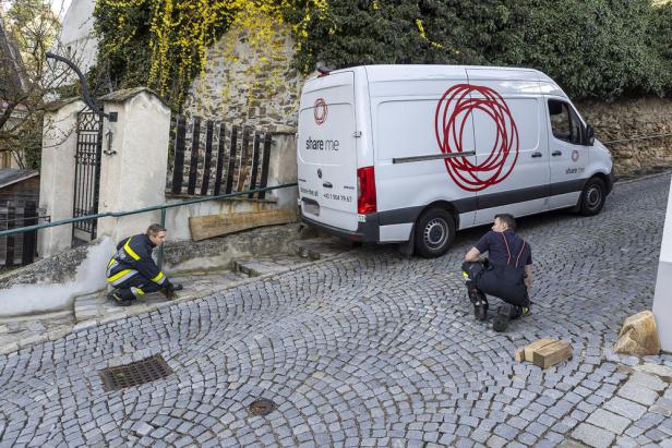 Feuerwehr befreit Kleintransporter aus Stiege in Krems