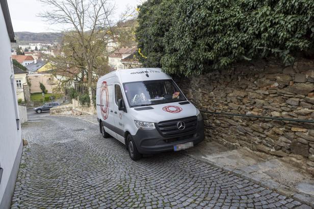 Feuerwehr befreit Kleintransporter aus Stiege in Krems