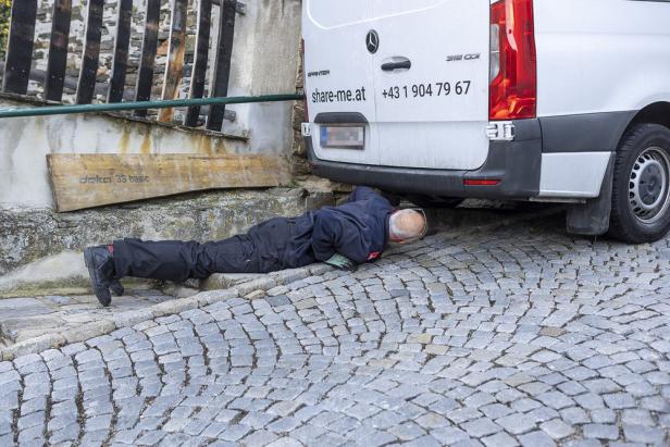 Feuerwehr befreit Kleintransporter aus Stiege in Krems