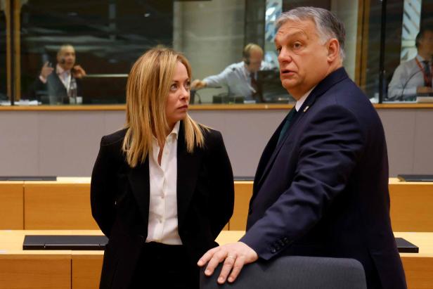 Giorgia Meloni und Viktor Orban besprechen sich.