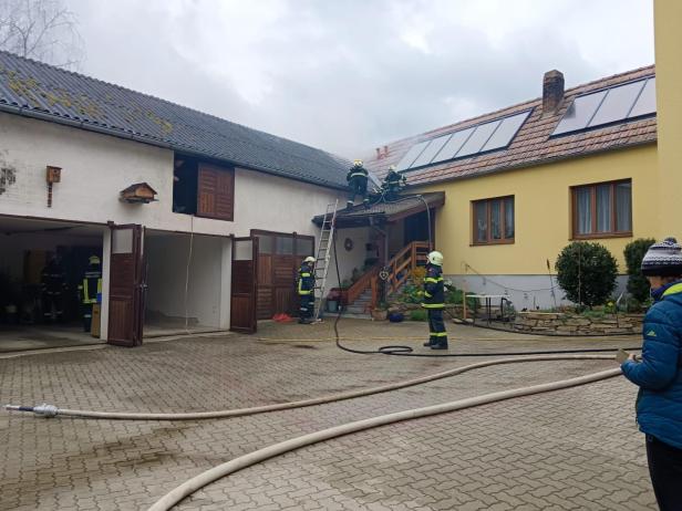 Scheunenbrand griff im Bezirk Krems auf Nebengebäude über