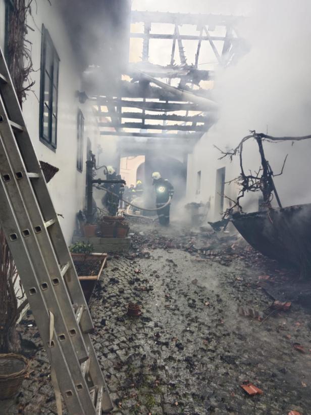 Scheunenbrand griff im Bezirk Krems auf Nebengebäude über