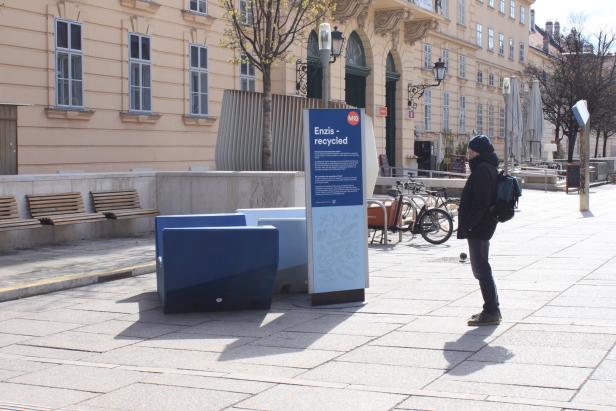 Die Rollrasen in der Stadt: Eingerollt im MQ, ausgerollt am Rathausplatz