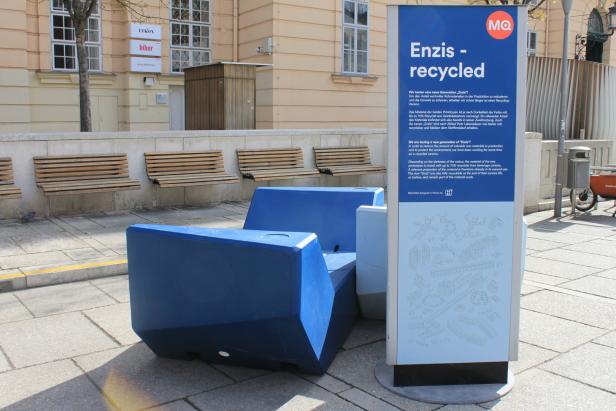 Die Rollrasen in der Stadt: Eingerollt im MQ, ausgerollt am Rathausplatz