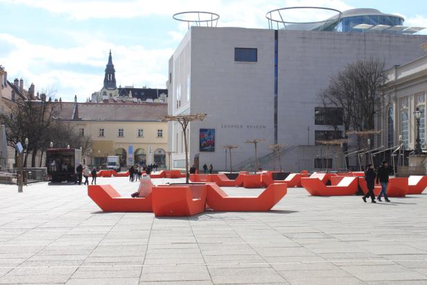 Die Rollrasen in der Stadt: Eingerollt im MQ, ausgerollt am Rathausplatz