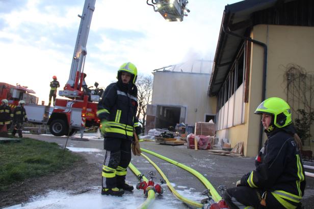 Großbrand im Bezirk Amstetten: Rauchsäule war kilometerweit sichtbar