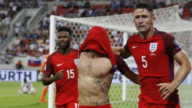 Jubelnde englische Fußballspieler nach einem Torerfolg.