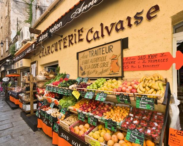 Ein Obst- und Gemüseladen in Calvi, Korsika, mit einer großen Auswahl an frischen Produkten.