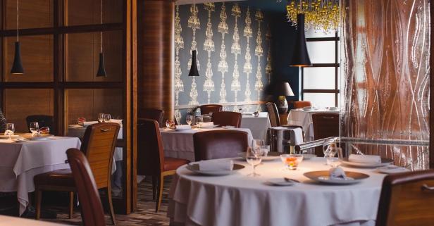 Ein elegant gedeckter Tisch in einem gehobenen Restaurant.