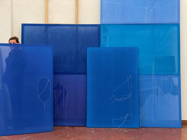 Künstlerin Frenzi Rigling mit ihrem Werk "In Blau".