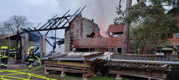 Großeinsatz für zehn Feuerwehren: Scheunenbrand am Karsamstag