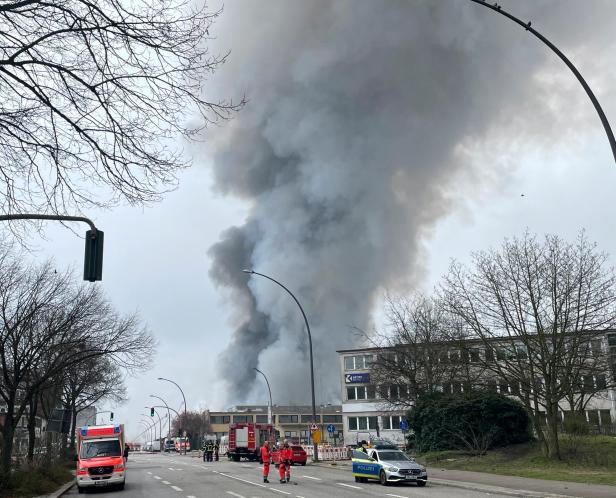Heavy smoke rises during a major fire in Hamburg-Rothenburgsort