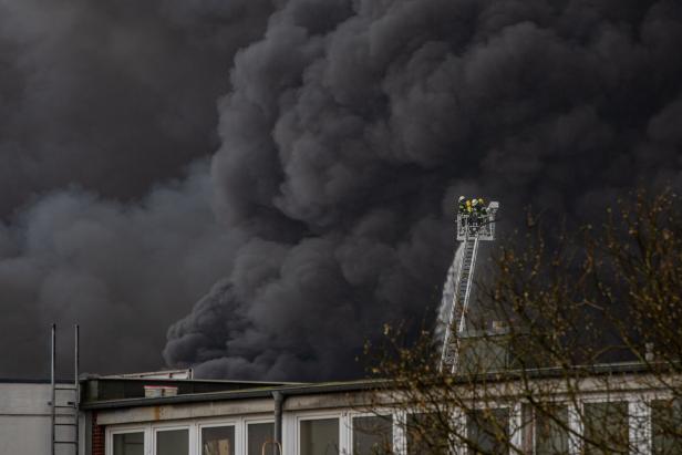 Großbrand in Hamburg: Feuerwehr gab Entwarnung