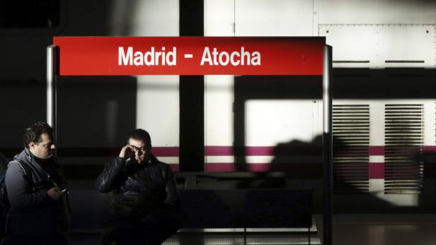 Zwei Männer warten am Bahnhof Madrid-Atocha.