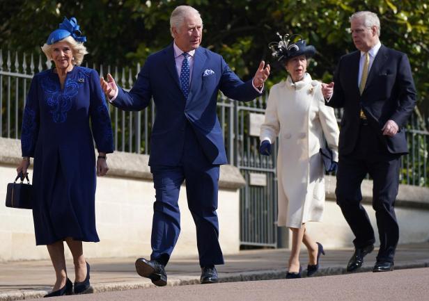 Aufreger: Was Andrews Ehrenplatz bei Ostermesse für Royal Family bedeutet